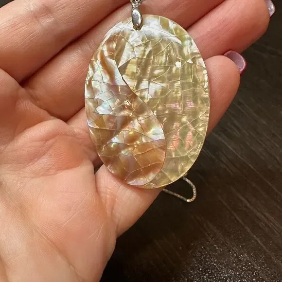 SALE! Mother of pearl pendant on a solid .925 18” box chain! - Picture 5 of 9